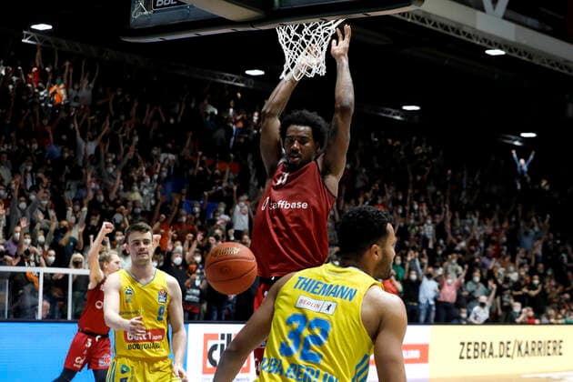 27 03 2022, easyCredit Basketball Bundesliga, BBL, season 2021 2022, men, Chemnitz Niners Alba Berlin Isiaha Mike, Niners Chemnitz at Dunk Chemnitz Fair Chemnitz Saxony Germany