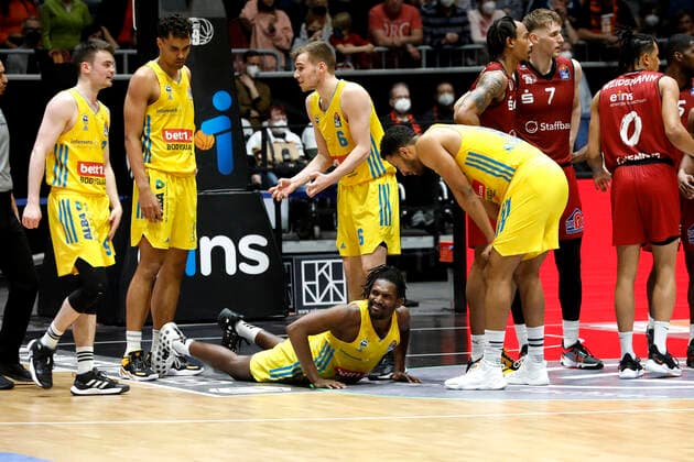 27 03 2022, easyCredit Basketball Bundesliga, BBL, 2021 2022 season, men, Chemnitz Niners Alba Berlin Jaleen Smith, Alba Berlin on the ground after a foul Chemnitz Fair Chemnitz Saxony Germany