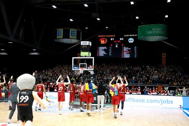 27 03 2022, easyCredit Basketball Bundesliga, BBL, season 2021 2022, men, Chemnitz Niners Alba Berlin cheers of the Niners Chemnitz after the game Chemnitz Fair Chemnitz Saxony Germany