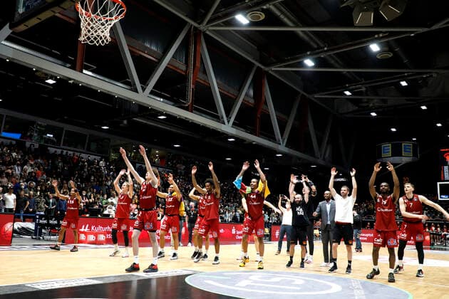 27 03 2022, easyCredit Basketball Bundesliga, BBL, season 2021 2022, men, Chemnitz Niners Alba Berlin cheers of the Niners Chemnitz after the game Chemnitz Fair Chemnitz Saxony Germany
