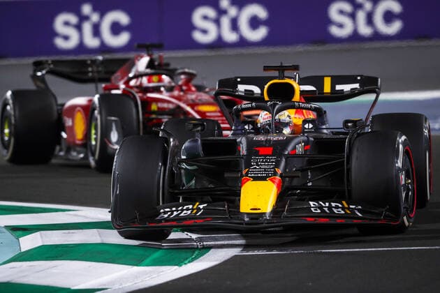 01 VERSTAPPEN Max (nld), Red Bull Racing RB18, 16 LECLERC Charles (mco), Scuderia Ferrari F1-75, action during the Formula 1 STC Saudi Arabian Grand Prix 2022, 2nd round of the 2022 FIA Formula One World Championship, WM, Weltmeisterschaft on the Jeddah Corniche Circuit, from March 25 to 27, 2022 in Jeddah, Saudi Arabia - F1 - SAUDI ARABIAN GRAND PRIX 2022 - RACE DPPI Panoramic 00122007__V2_4650.JPG_