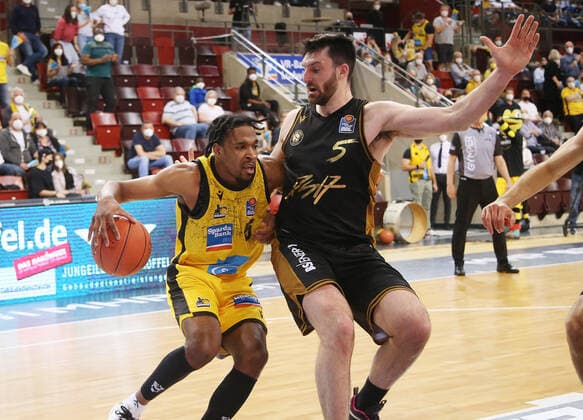 V li Justin Simon Riesen , Owen Klassen Braunschweig MHP Riesen Ludwigsburg vs Basketball Löwen Braunschweig Basketball Bundesliga 2021 2022 Ludwigsburg , GER, 27 03 2022,