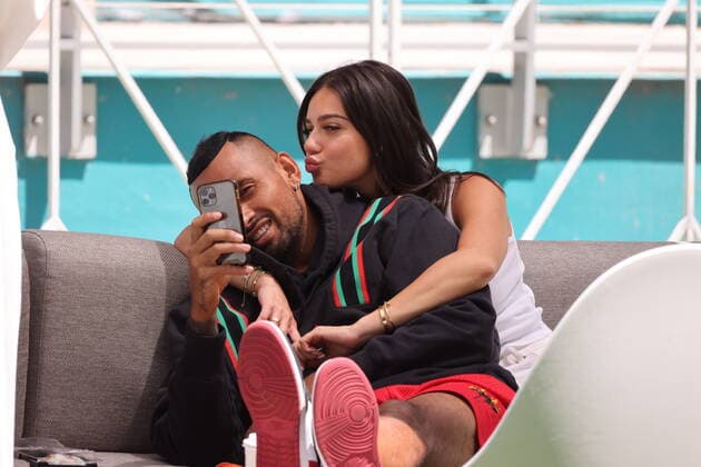 Sport Themen der Woche KW12 Sport Bilder des Tages March 27, 2022, Miami Gardens, Florida, United States Of America: MIAMI GARDENS, FLORIDA - MARCH 27: Nick Kyrgios and girlfriend Costeen Hatzi are in their own loving world as they spend a relaxing day enjoying each otherÃ¢â‚¬â ¢s company in between matches at the Miami Open on day 7 at Hard Rock Stadium on March 27, 2022 in Miami Gardens, Florida...People: Nick Kyrgios, Costeen Hatzi Miami Gardens United States Of America - ZUMAs214 20220327_zda_s214_029 Copyright: xSMGx