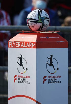 Köln, Deutschland, 27.03.2022, Flyeralarm Frauen Bundesliga, 18. Spieltag, 1. FC Köln vs Bayer 04 Leverkusen, Spielball der Flyeralarm Frauen-Bundesliga *** Cologne, Germany, 27 03 2022, Flyeralarm Womens Bundesliga, Matchday 18, 1 FC Cologne vs Bayer 04 Leverkusen, Flyeralarm Womens Bundesliga match ball.