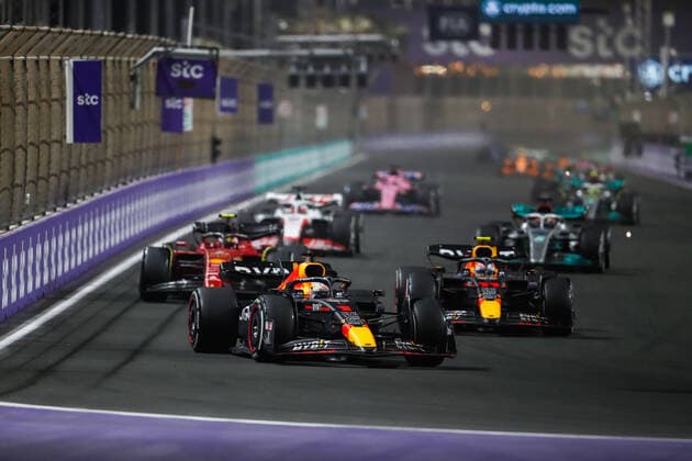 01 VERSTAPPEN Max (nld), Red Bull Racing RB18, action during the Formula 1 STC Saudi Arabian Grand Prix 2022, 2nd round of the 2022 FIA Formula One World Championship, WM, Weltmeisterschaft on the Jeddah Corniche Circuit, from March 25 to 27, 2022 in Jeddah, Saudi Arabia - F1 - SAUDI ARABIAN GRAND PRIX 2022 - RACE DPPI Panoramic  00122007__V2_4037