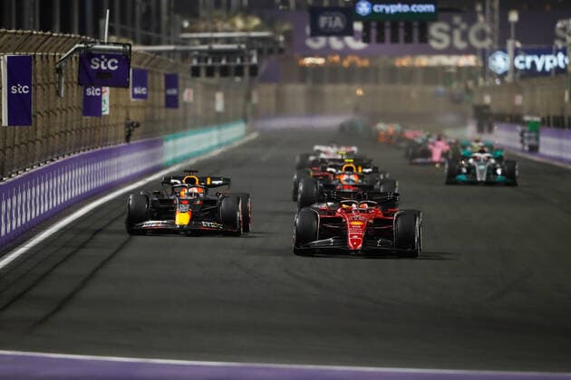 16 LECLERC Charles (mco), Scuderia Ferrari F1-75, 01 VERSTAPPEN Max (nld), Red Bull Racing RB18, action during the Formula 1 STC Saudi Arabian Grand Prix 2022, 2nd round of the 2022 FIA Formula One World Championship, WM, Weltmeisterschaft on the Jeddah Corniche Circuit, from March 25 to 27, 2022 in Jeddah, Saudi Arabia - F1 - SAUDI ARABIAN GRAND PRIX 2022 - RACE DPPI Panoramic 00122007__V2_4027