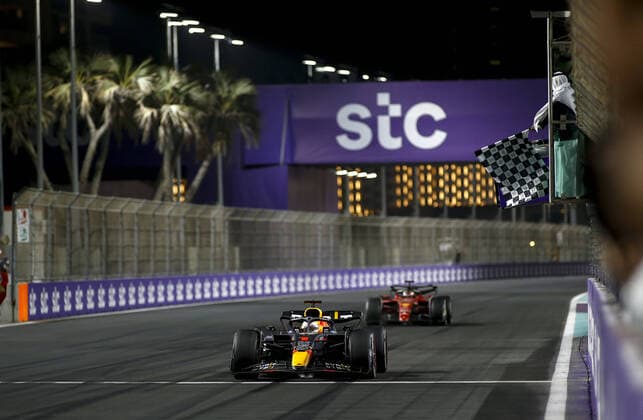 Sport Themen der Woche KW12 Sport Bilder des Tages 01 VERSTAPPEN Max (nld), Red Bull Racing RB18, 16 LECLERC Charles (mco), Scuderia Ferrari F1-75, action chequered flag, drapeau a damier during the Formula 1 STC Saudi Arabian Grand Prix 2022, 2nd round of the 2022 FIA Formula One World Championship, WM, Weltmeisterschaft on the Jeddah Corniche Circuit, from March 25 to 27, 2022 in Jeddah, Saudi Arabia - F1 - SAUDI ARABIAN GRAND PRIX 2022 - RACE DPPI Panoramic  F12022GP02SAU_JK283588