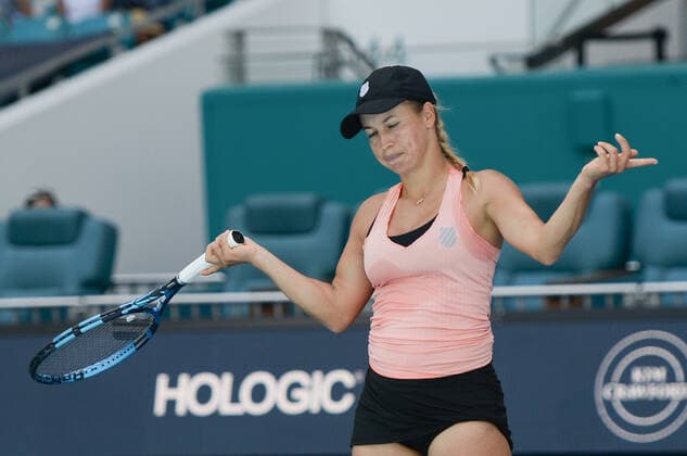 Yulia Putintseva (KAZ) is defeated by Paula Badosa (ESP) 3-6, 2-6, at the Miami Open being played at Hard Rock Stadium in Miami Gardens, Florida on March 27,2022: Ã‚ Tennisclix CSM Miami Gardens USA - ZUMAc04_ 20220327_zaf_c04_058 Copyright: xKarlaxKinnex