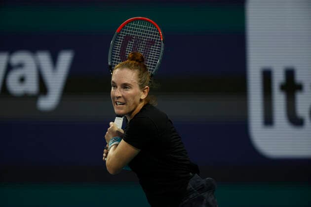 March 27, 2022, Miami Gardens, Florida, United States Of America: MIAMI GARDENS, FLORIDA - MARCH 27: Iga Swiatek of Poland defeats Madison Brengle of United States during the 2022 Miami Open presented by Itaoe at Hard Rock Stadium on March 27, 2022 in Miami Gardens, Florida...People: Madison Brengle Miami Gardens United States Of America - ZUMAs214 20220327_zda_s214_095 Copyright: xSMGx