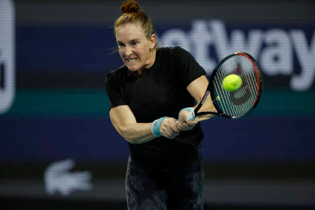 March 27, 2022, Miami Gardens, Florida, United States Of America: MIAMI GARDENS, FLORIDA - MARCH 27: Iga Swiatek of Poland defeats Madison Brengle of United States during the 2022 Miami Open presented by ItaoÂº at Hard Rock Stadium on March 27, 2022 in Miami Gardens, Florida...People: Madison Brengle Miami Gardens United States Of America - ZUMAs214 20220327_zda_s214_105 Copyright: xSMGx