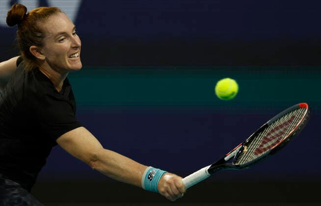 March 27, 2022, Miami Gardens, Florida, United States Of America: MIAMI GARDENS, FLORIDA - MARCH 27: Iga Swiatek of Poland defeats Madison Brengle of United States during the 2022 Miami Open presented by Itaoe at Hard Rock Stadium on March 27, 2022 in Miami Gardens, Florida...People: Madison Brengle Miami Gardens United States Of America - ZUMAs214 20220327_zda_s214_112 Copyright: xSMGx