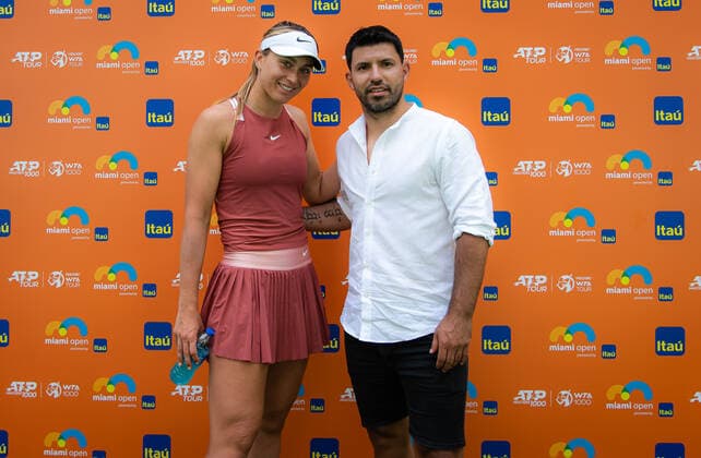 March 27, 2022, MIAMI, FLORIDA, UNITED STATES: Paula Badosa of Spain meets football legend Sergio Leonel AgoÂ¼ero after the third round of the 2022 Miami Open WTA, Tennis Damen 1000 tennis tournament MIAMI UNITED STATES - ZUMAa181 20220327_zaa_a181_216 Copyright: xRobxPrangex