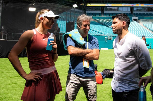 March 27, 2022, MIAMI, FLORIDA, UNITED STATES: Paula Badosa of Spain meets football legend Sergio Leonel AgoÂ¼ero after the third round of the 2022 Miami Open WTA, Tennis Damen 1000 tennis tournament MIAMI UNITED STATES - ZUMAa181 20220327_zaa_a181_214 Copyright: xRobxPrangex