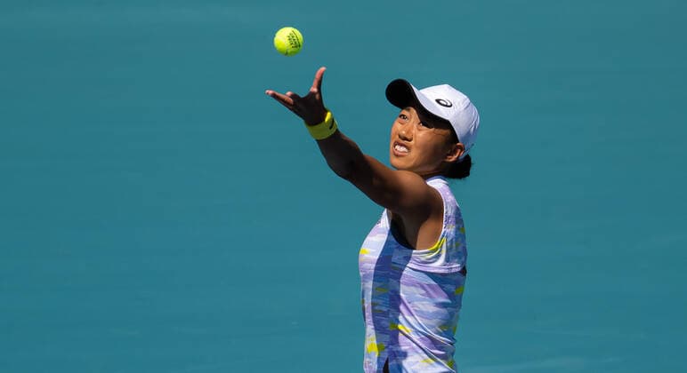 March 27, 2022, MIAMI, FLORIDA, UNITED STATES: Shuai Zhang of China in action during her third round match at the 2022 Miami Open WTA, Tennis Damen 1000 tennis tournament against Cori Gauff of the United States MIAMI UNITED STATES - ZUMAa181 20220327_zaa_a181_220 Copyright: xRobxPrangex