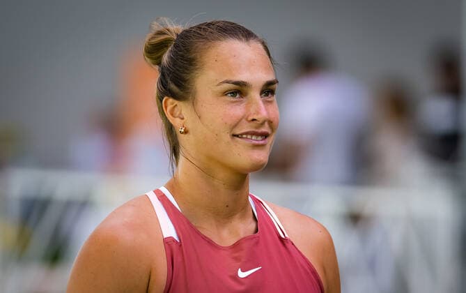 March 27, 2022, MIAMI, FLORIDA, UNITED STATES: Aryna Sabalenka of Belarus warms up before playing doubles at the 2022 Miami Open WTA, Tennis Damen 1000 tennis tournament MIAMI UNITED STATES - ZUMAa181 20220327_zaa_a181_236 Copyright: xRobxPrangex