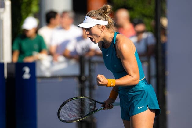 March 27, 2022, MIAMI, FLORIDA, UNITED STATES: Paula Badosa of Spain playing doubles at the 2022 Miami Open WTA, Tennis Damen 1000 tennis tournament MIAMI UNITED STATES - ZUMAa181 20220327_zaa_a181_245 Copyright: xRobxPrangex