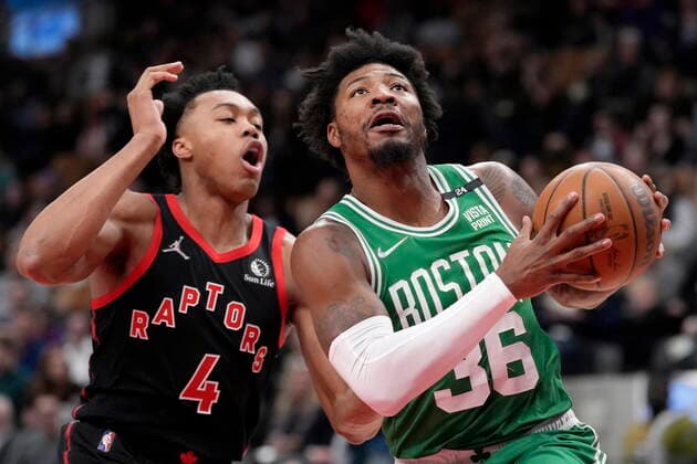 March 28, 2022, Toronto, ON, CANADA: Toronto Raptors forward Scottie Barnes (4) tries to defend as Boston Celtics guard Marcus Smart (36) looks to the basket during first half NBA, Basketball Herren, USA basketball action in Toronto, Monday, March 28, 2022. Celtics at Raptors NBA  - ZUMAc35_ 20220328_zaf_c35_057 Copyright: xFrankxGunnx