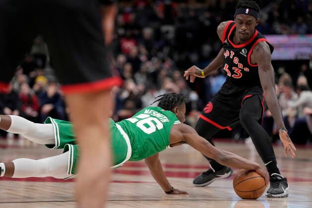 March 28, 2022, Toronto, ON, CANADA: Toronto Raptors forward Pascal Siakam (43) looks on as Boston Celtics forward Aaron Nesmith (26) dives for the ball during first half NBA, Basketball Herren, USA basketball action in Toronto, Monday, March 28, 2022. Celtics at Raptors NBA  - ZUMAc35_ 20220328_zaf_c35_058 Copyright: xFrankxGunnx