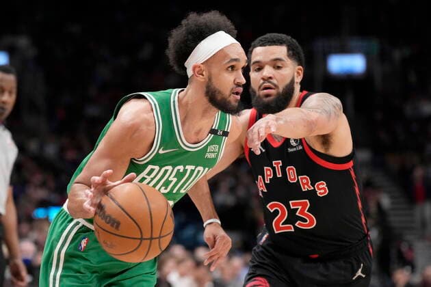 March 28, 2022, Toronto, ON, CANADA: Boston Celtics guard Derrick White (9) receives a pass under pressure from Toronto Raptors guard Fred VanVleet (23) during first half NBA, Basketball Herren, USA basketball action in Toronto, Monday, March 28, 2022. Celtics at Raptors NBA  - ZUMAc35_ 20220328_zaf_c35_059 Copyright: xFrankxGunnx