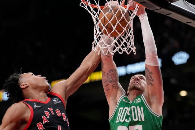 March 28, 2022, Toronto, ON, CANADA: Boston Celtics centre Daniel Theis (27) dunks on Toronto Raptors forward Scottie Barnes (4) during first half NBA, Basketball Herren, USA basketball action in Toronto, Monday, March 28, 2022. Celtics at Raptors NBA  - ZUMAc35_ 20220328_zaf_c35_062 Copyright: xFrankxGunnx