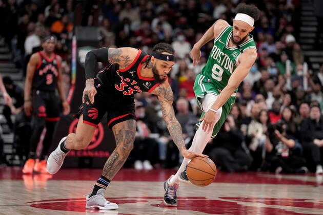 March 28, 2022, Toronto, ON, CANADA: Toronto Raptors guard Gary Trent Jr. (33) and Boston Celtics guard Derrick White (9) chase a loose ball during second half NBA, Basketball Herren, USA basketball action in Toronto, Monday, March 28, 2022. Celtics at Raptors NBA  - ZUMAc35_ 20220328_zaf_c35_080 Copyright: xFrankxGunnx