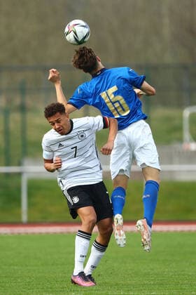 Eric Emanuel da Silva Moreira Germany in duel with Filippo Pagnucco Italy Germany vs Italy, football, U16 Laenderspiel, 29 03 2022 DFB regulations prohibit any use of photographs as image sequences and or quasi video Germany vs Italy, football, U16 Laenderspiel, 29 03 2022 Wetzlar Copyright: xEibner-Pressefotox EP_RWS