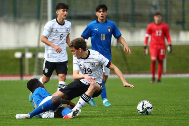 Robert Ramsak Germany in duel with Alphadjo Cisse Italy Germany vs Italy, football, U16 Laenderspiel, 29 03 2022 DFB regulations prohibit any use of photographs as image sequences and or quasi video Germany vs Italy, football, U16 Laenderspiel, 29 03 2022 Wetzlar Copyright: xEibner-Pressefotox EP_RWS