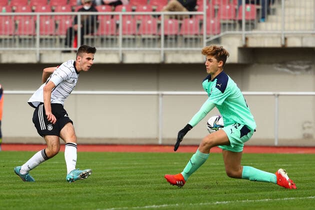 Leonardo Consiglio Italy parries Eliot Bujupis shot on goal Germany Germany vs Italy, football, U16 Laenderspiel, 29 03 2022 DFB regulations prohibit any use of photographs as image sequences and or quasi video Germany vs Italy, football, U16 Laenderspiel, 29 03 2022 Wetzlar Copyright: xEibner-Pressefotox EP_RWS