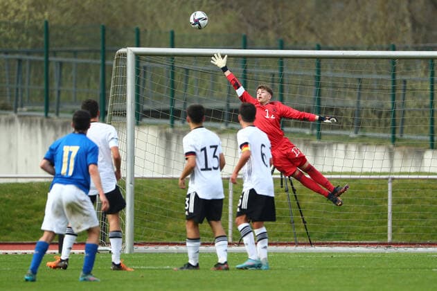 Flight parade of Alessandro Blazic Germany Germany vs Italy, football, U16 Laenderspiel, 29 03 2022 DFB regulations prohibit any use of photographs as image sequences and or quasi video Germany vs Italy, football, U16 Laenderspiel, 29 03 2022 Wetzlar Copyright: xRenéxWeissx EP_RWS