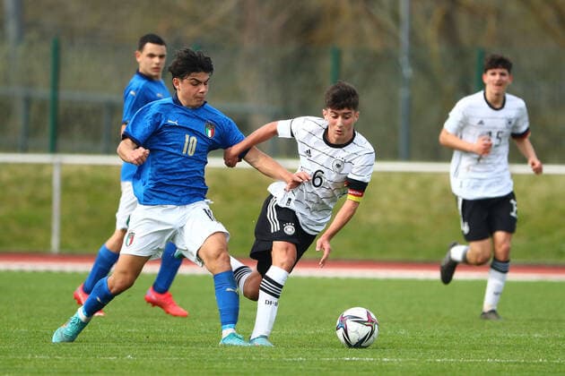 Goekdeniz Guerpuez Germany in duel with Marco Romano Italy Germany vs Italy, football, U16 Laenderspiel, 29 03 2022 DFB regulations prohibit any use of photographs as image sequences and or quasi video Germany vs Italy, football, U16 Laenderspiel, 29 03 2022 Wetzlar Copyright: xEibner-Pressefotox EP_RWS