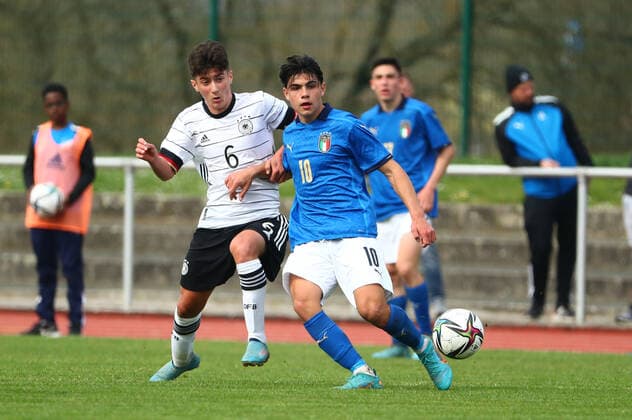 Goekdeniz Guerpuez Germany in duel with Marco Romano Italy Germany vs Italy, football, U16 Laenderspiel, 29 03 2022 DFB regulations prohibit any use of photographs as image sequences and or quasi video Germany vs Italy, football, U16 Laenderspiel, 29 03 2022 Wetzlar Copyright: xEibner-Pressefotox EP_RWS