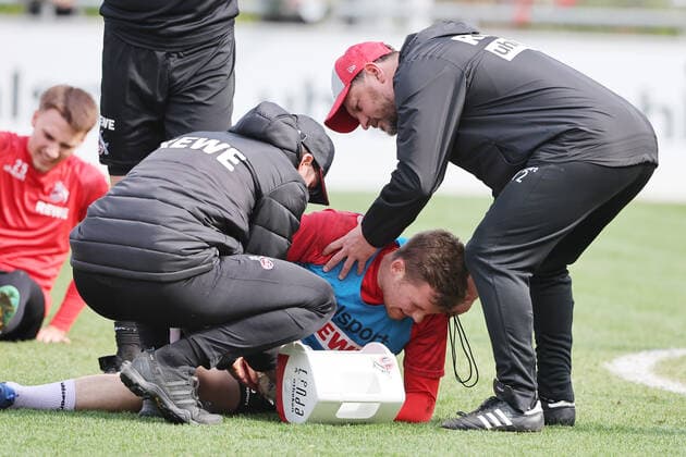 1 FC Cologne 1 FC Cologne, training, injury Luca Kilian, right Steffen Baumgart 1 FC Cologne , 29 03 2022, picture