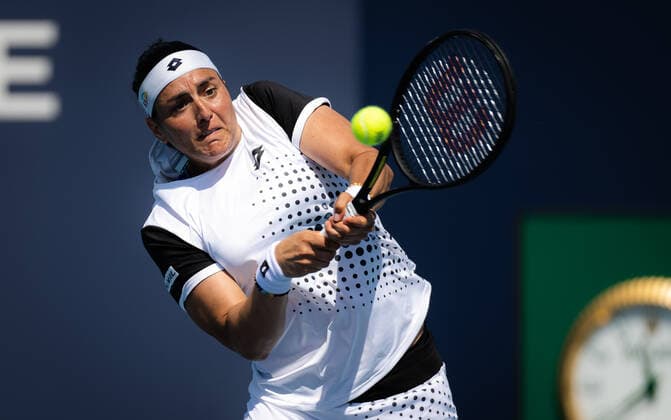 March 28, 2022, MIAMI, FLORIDA, UNITED STATES: Ons Jabeur of Tunisia in action during the fourth round of the 2022 Miami Open WTA, Tennis Damen 1000 tennis tournament against Danielle Collins of the United States MIAMI UNITED STATES - ZUMAa181 20220328_zaa_a181_002 Copyright: xRobxPrangex