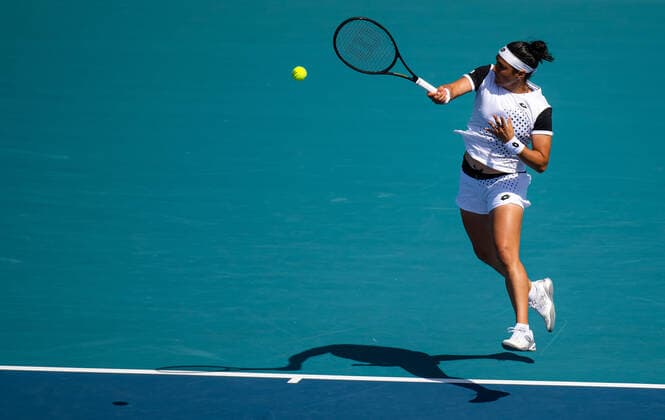 March 28, 2022, MIAMI, FLORIDA, UNITED STATES: Ons Jabeur of Tunisia in action during the fourth round of the 2022 Miami Open WTA, Tennis Damen 1000 tennis tournament against Danielle Collins of the United States MIAMI UNITED STATES - ZUMAa181 20220328_zaa_a181_003 Copyright: xRobxPrangex