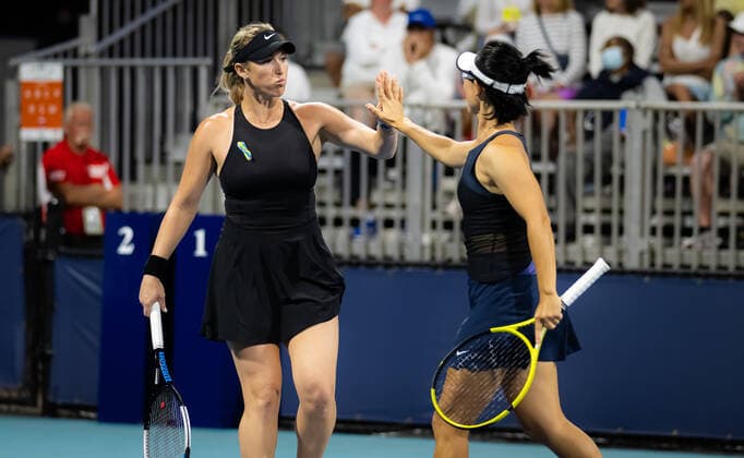 March 28, 2022, MIAMI, FLORIDA, UNITED STATES: Alexa Guarachi of Chile & Yifan Xu of China playing doubles at the 2022 Miami Open WTA, Tennis Damen 1000 tennis tournament MIAMI UNITED STATES - ZUMAa181 20220328_zaa_a181_089 Copyright: xRobxPrangex