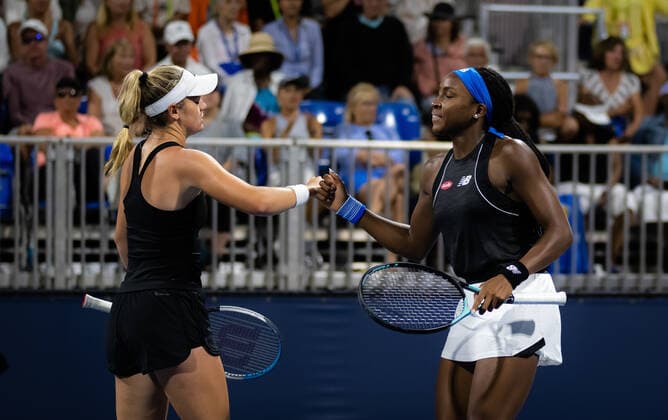 March 28, 2022, MIAMI, FLORIDA, UNITED STATES: Cori Gauff of the United States & Catherine McNally of the United States playing doubles at the 2022 Miami Open WTA, Tennis Damen 1000 tennis tournament MIAMI UNITED STATES - ZUMAa181 20220328_zaa_a181_093 Copyright: xRobxPrangex