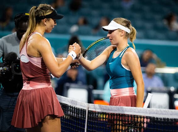 March 28, 2022, MIAMI, FLORIDA, UNITED STATES: Paula Badosa of Spain & Linda Fruhvirtova of the Czech Republic in action during the fourth round of the 2022 Miami Open WTA, Tennis Damen 1000 tennis tournament MIAMI UNITED STATES - ZUMAa181 20220328_zaa_a181_124 Copyright: xRobxPrangex