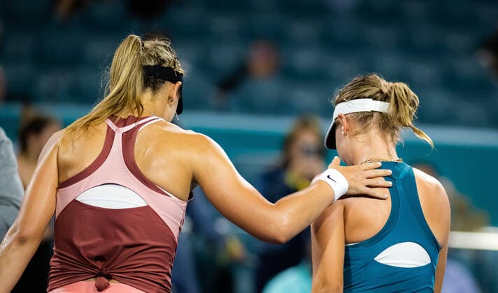 March 28, 2022, MIAMI, FLORIDA, UNITED STATES: Paula Badosa of Spain & Linda Fruhvirtova of the Czech Republic in action during the fourth round of the 2022 Miami Open WTA, Tennis Damen 1000 tennis tournament MIAMI UNITED STATES - ZUMAa181 20220328_zaa_a181_125 Copyright: xRobxPrangex