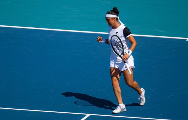 March 28, 2022, MIAMI, FLORIDA, UNITED STATES: Ons Jabeur of Tunisia in action during the fourth round of the 2022 Miami Open WTA, Tennis Damen 1000 tennis tournament against Danielle Collins of the United States MIAMI UNITED STATES - ZUMAa181 20220328_zaa_a181_129 Copyright: xRobxPrangex