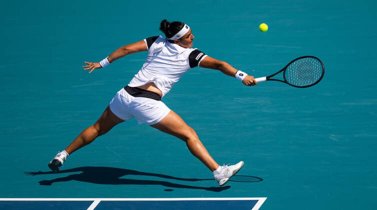 March 28, 2022, MIAMI, FLORIDA, UNITED STATES: Ons Jabeur of Tunisia in action during the fourth round of the 2022 Miami Open WTA, Tennis Damen 1000 tennis tournament against Danielle Collins of the United States MIAMI UNITED STATES - ZUMAa181 20220328_zaa_a181_130 Copyright: xRobxPrangex
