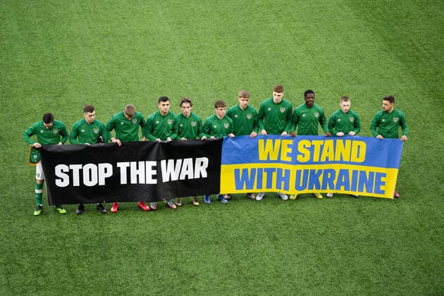 220329 Players of Ireland with a banner ahead of the UEFA European Under 21 Qualifier football match between Sweden and Ireland on March 29, 2022 in Boras Photo Jörgen Jarnberger BILDBYRAN COP 112 MB0362 fotboll football soccer fotball em kval kval uefa european under 21 qualifier u21 qualifier qualifying round qualification sverige sweden irland ireland bbeng ukraina ukraine,  Copyright: JÖRGENxJARNBERGER BB220329JJ012