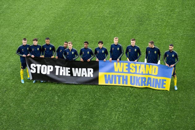220329 Players of Sweden with a banner ahead of the UEFA European Under 21 Qualifier football match between Sweden and Ireland on March 29, 2022 in Boras Photo Jörgen Jarnberger BILDBYRAN COP 112 MB0362 fotboll football soccer fotball em kval kval uefa european under 21 qualifier u21 qualifier qualifying round qualification sverige sweden irland ireland bbeng ukraina ukraine,  Copyright: JÖRGENxJARNBERGER BB220329JJ013