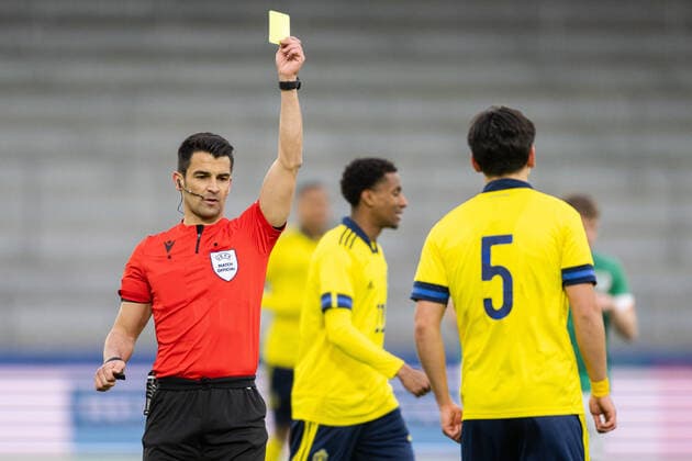 220329 Eric Kahl of Sweden receives a yellow card from referee Vitor Ferreira during the UEFA European Under 21 Qualifier football match between Sweden and Ireland on March 29, 2022 in Boras Photo Mathias Bergeld BILDBYRAN kod MB MB0362 fotboll football soccer fotball em kval kval uefa european under 21 qualifier u21 qualifier qualifying round qualification sverige sweden irland ireland bbeng,  Copyright: MATHIASxBERGELD BB220329MB012