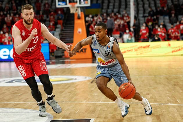 right 55 Mike Caffey HAKRO Merlins Crailsheim left Martinas Geben Brose Bamberg, 22 amberg HAKRO Merlins Crailsheim easyCredit BBL Basketball Bundesliga Saison 2021 22 Spieltag 17, 29 03 2022 Bamberg, Brose Arena Foto Daniel Löb Loeb Copyright: DanielxLöb