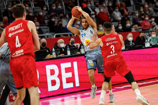 left 06 Elias Lasisi HAKRO Merlins Crailsheim right Dominic Lockhart Brose Bamberg, 03 amberg HAKRO Merlins Crailsheim easyCredit BBL Basketball Bundesliga Saison 2021 22 Spieltag 17, 29 03 2022 Bamberg, Brose Arena Foto Daniel Löb Loeb Copyright: DanielxLöb