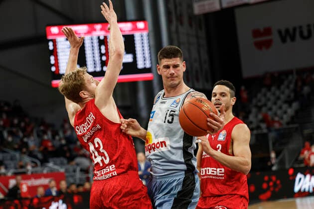 Center 15 Bogdan Radosavljevic HAKRO Merlins Crailsheim left Christian Sengfelder Brose Bamberg, 43 right Dominic Lockhart Brose Bamberg, 03 amberg HAKRO Merlins Crailsheim easyCredit BBL Basketball Bundesliga Season 2021 22 Matchday 17, 29 03 2022 Bamberg, Brose Arena Photo Daniel Löb Loeb Copyright: DanielxLöb