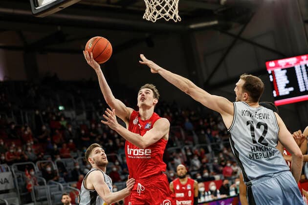 Center Omar Prewitt Brose Bamberg, 04 left 30 Jon Axel Gudmundsson HAKRO Merlins Crailsheim right 12 Dejan Kovacevic HAKRO Merlins Crailsheim amberg HAKRO Merlins Crailsheim easyCredit BBL Basketball Bundesliga Season 2021 22 Matchday 17, 29 03 2022 Bamberg, Brose Arena Photo Daniel Löb Loeb Copyright: DanielxLöb
