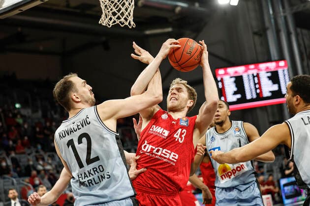 Center Christian Sengfelder Brose Bamberg, 43 left 12 Dejan Kovacevic HAKRO Merlins Crailsheim right 01 Jaren Lewis HAKRO Merlins Crailsheim amberg HAKRO Merlins Crailsheim easyCredit BBL Basketball Bundesliga Season 2021 22 Matchday 17, 29 03 2022 Bamberg, Brose Arena Photo Daniel Löb Loeb Copyright: DanielxLöb