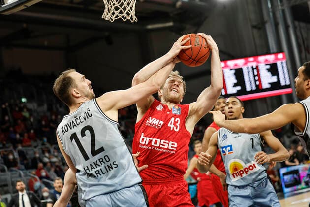 Center Christian Sengfelder Brose Bamberg, 43 left 12 Dejan Kovacevic HAKRO Merlins Crailsheim right 01 Jaren Lewis HAKRO Merlins Crailsheim amberg HAKRO Merlins Crailsheim easyCredit BBL Basketball Bundesliga Season 2021 22 Matchday 17, 29 03 2022 Bamberg, Brose Arena Photo Daniel Löb Loeb Copyright: DanielxLöb