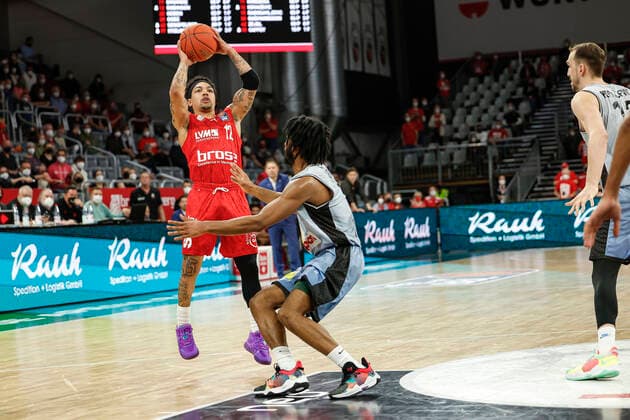 left Justin Robinson Brose Bamberg, 12 right 08 Terrell Harris HAKRO Merlins Crailsheim amberg HAKRO Merlins Crailsheim easyCredit BBL Basketball Bundesliga Saison 2021 22 Spieltag 17, 29 03 2022 Bamberg, Brose Arena Foto Daniel Löb Loeb Copyright: DanielxLöb